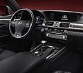 Lexus LS 600h F-Sport: Beispiele von großer handwerklicher Präzision und der für Lexus typischen Liebe zum Detail. Die Bedienung der umfassenden Onboard-Infotainment-Funktionen erfolgt weitgehend über das Remote Touch Bedienelement RTI.